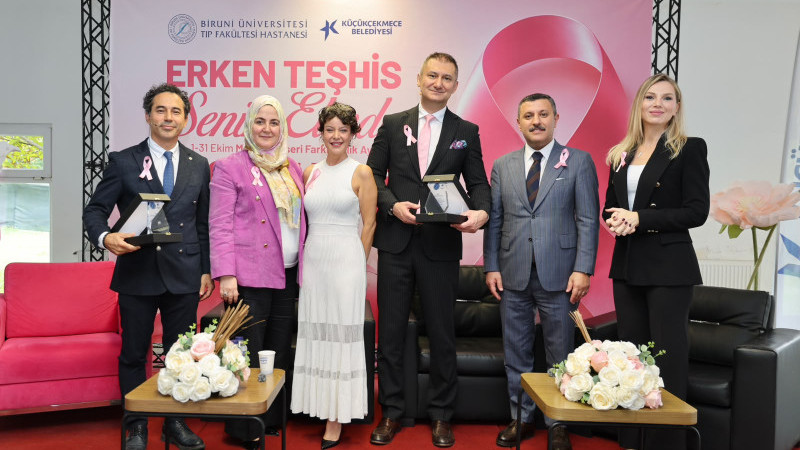 KÜÇÜKÇEKMECE’DE MEME KANSERİNDE FARKINDALIK İÇİN KÜREK ÇEKTİLER